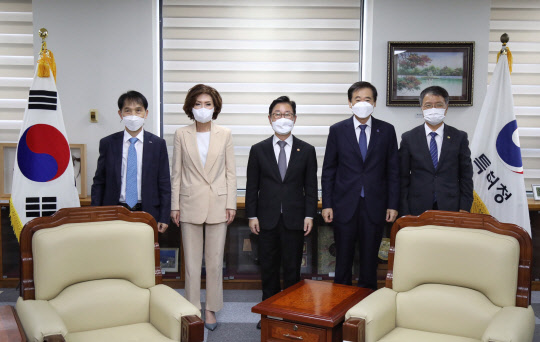 17일 정부대전청사에서 열린 'IP 창업 콘퍼런스'에 앞서 이광형(맨 왼쪽부터) KAIST 총장, 이진숙 충남대 총장, 박범계 법무부 장관, 이광섭 한남대 총장, 김용래 특허청장이 기념촬영을 하고 있다. 특허청 제공